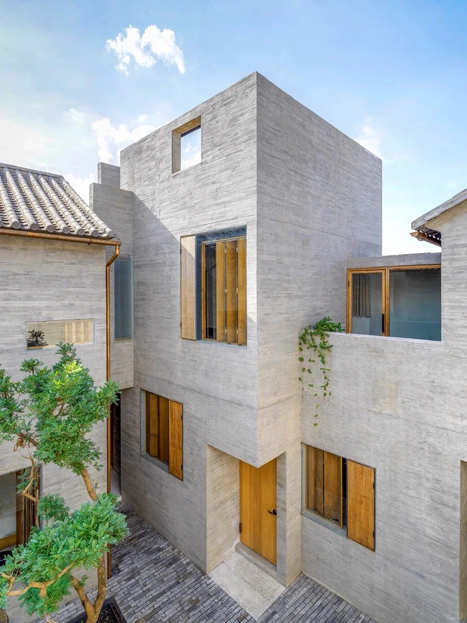 Ji Xia Shan Xizhou branch — boutique brand stay in a quieter western-shore Erhai village away from Shuanglang's tourist density, Dali