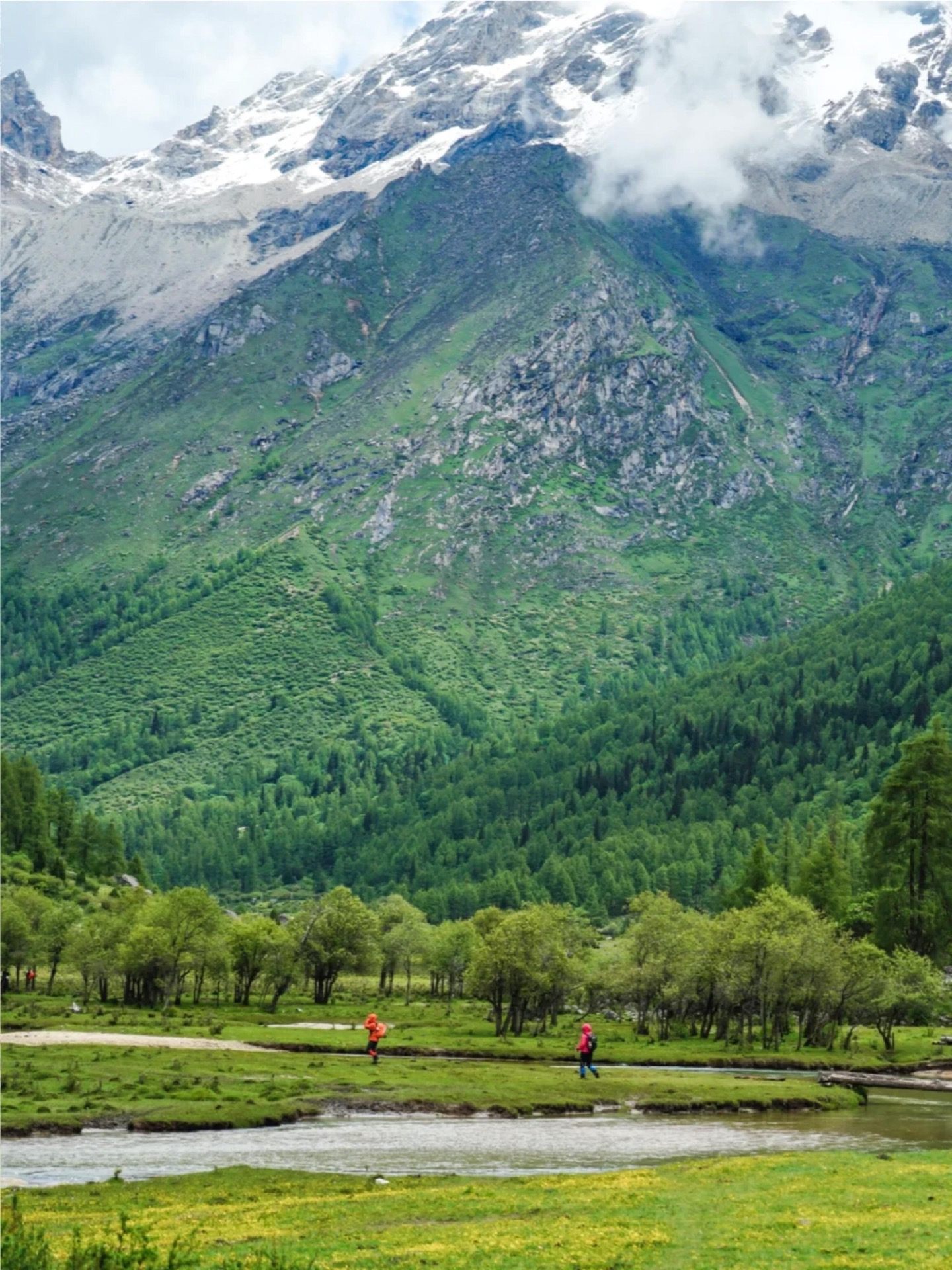 Hikers below cliffs in Changping Valley — Day 2 trek-in