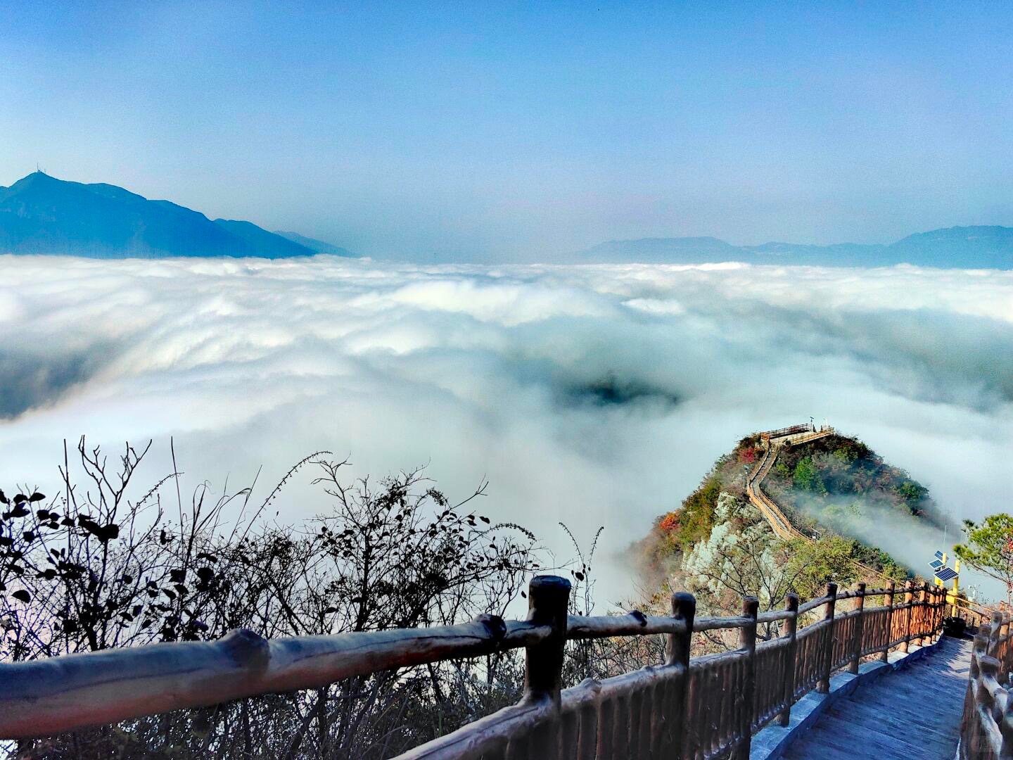 The Longji Dragon's Backbone walkway pushes out over a sea of clouds above the Yangtze — sunrise window