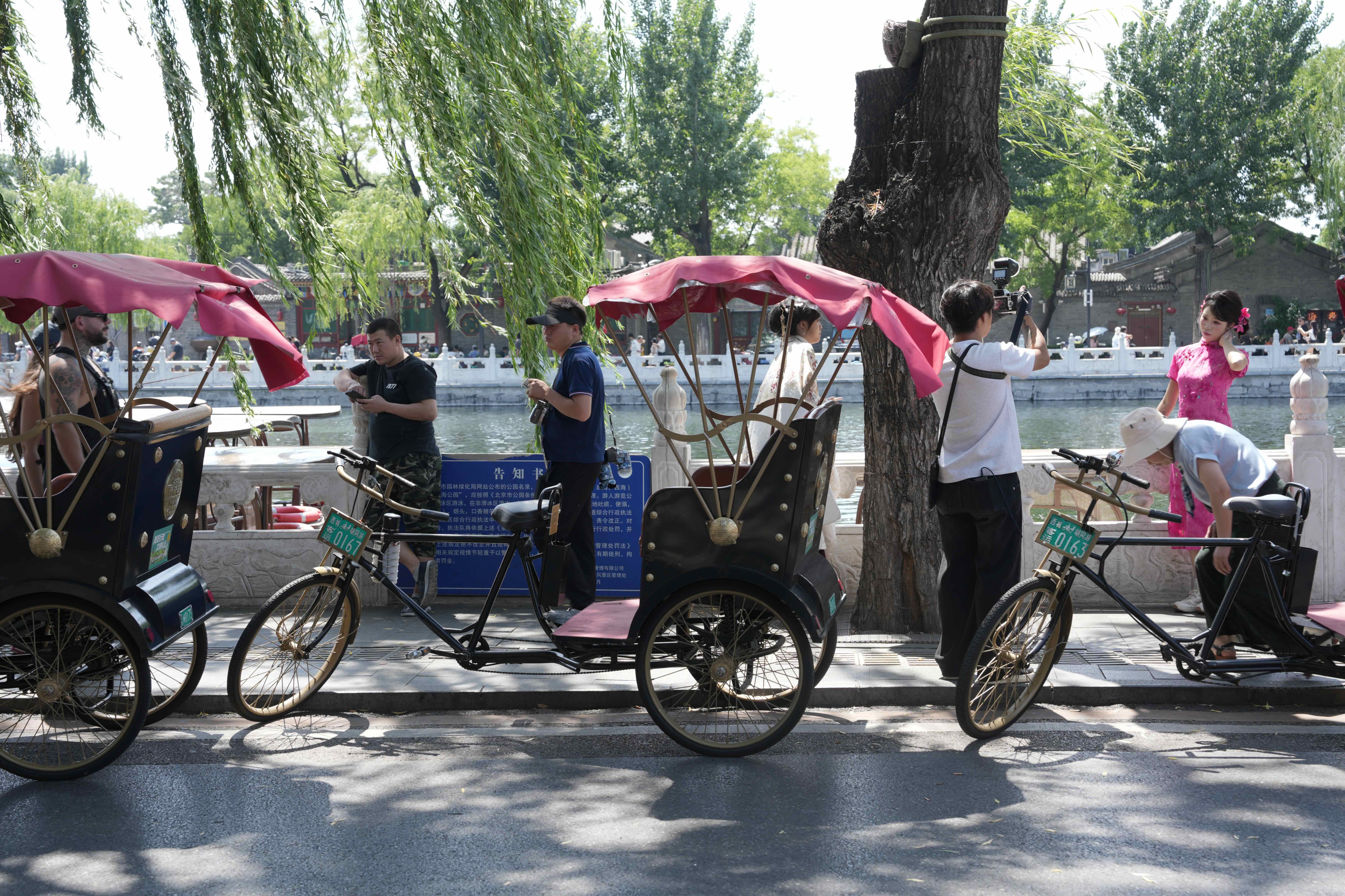 Pedicabs and willows along the Houhai lakeside hutongs, Beijing — Classic China tour