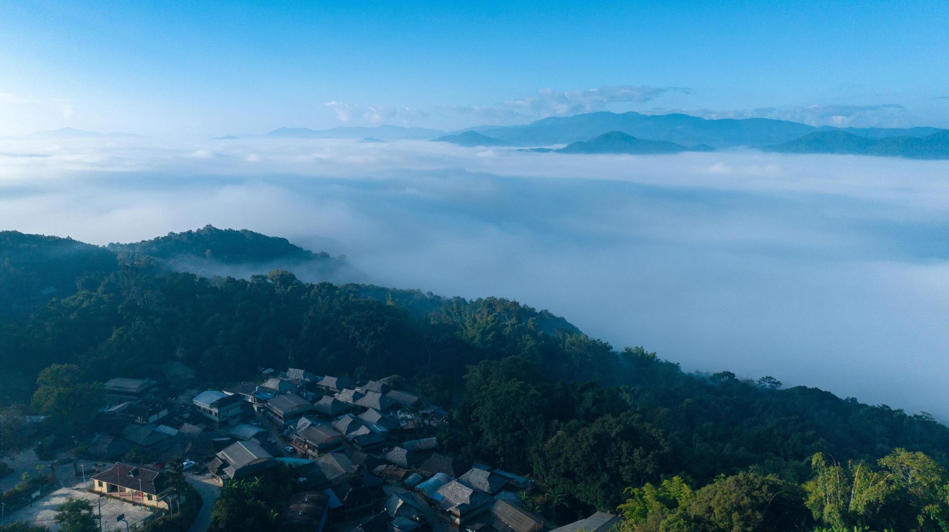 Wengwa hamlet under the morning cloud sea on Jingmai Mountain — the village around Bulang Yuni Inn