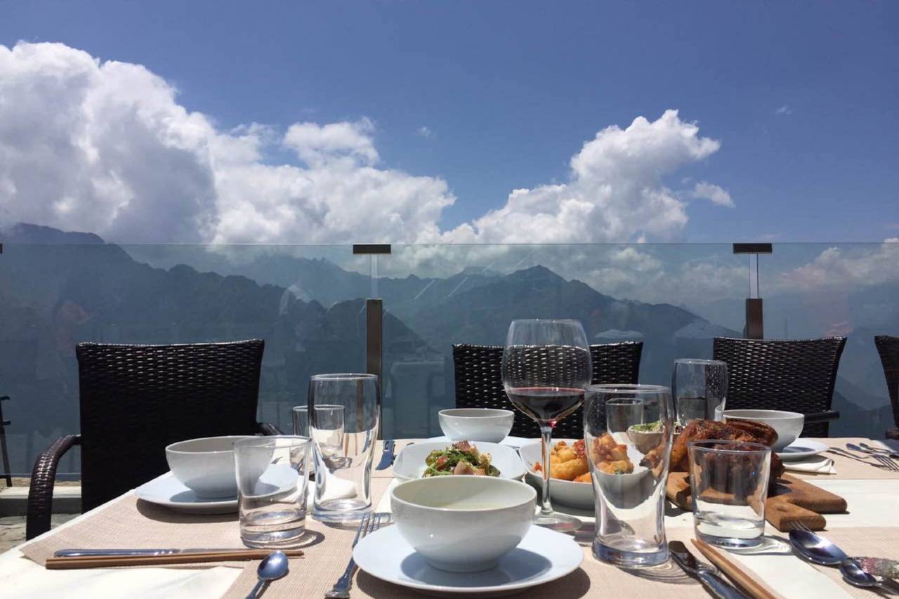 Fuyun Cloud Ranch — alfresco terrace dining above the clouds