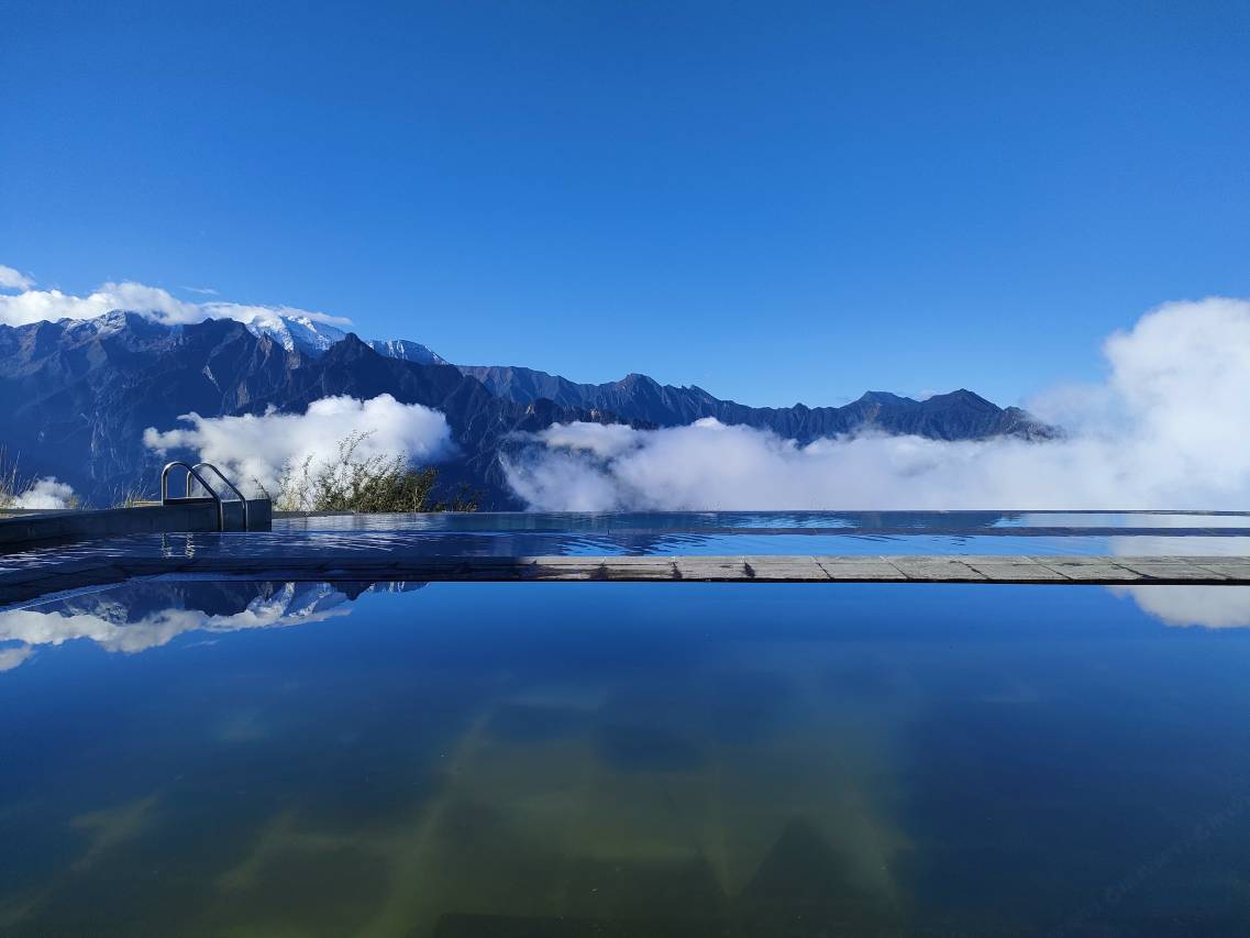 Fuyun Cloud Ranch — the infinity pool holding the peaks in reflection