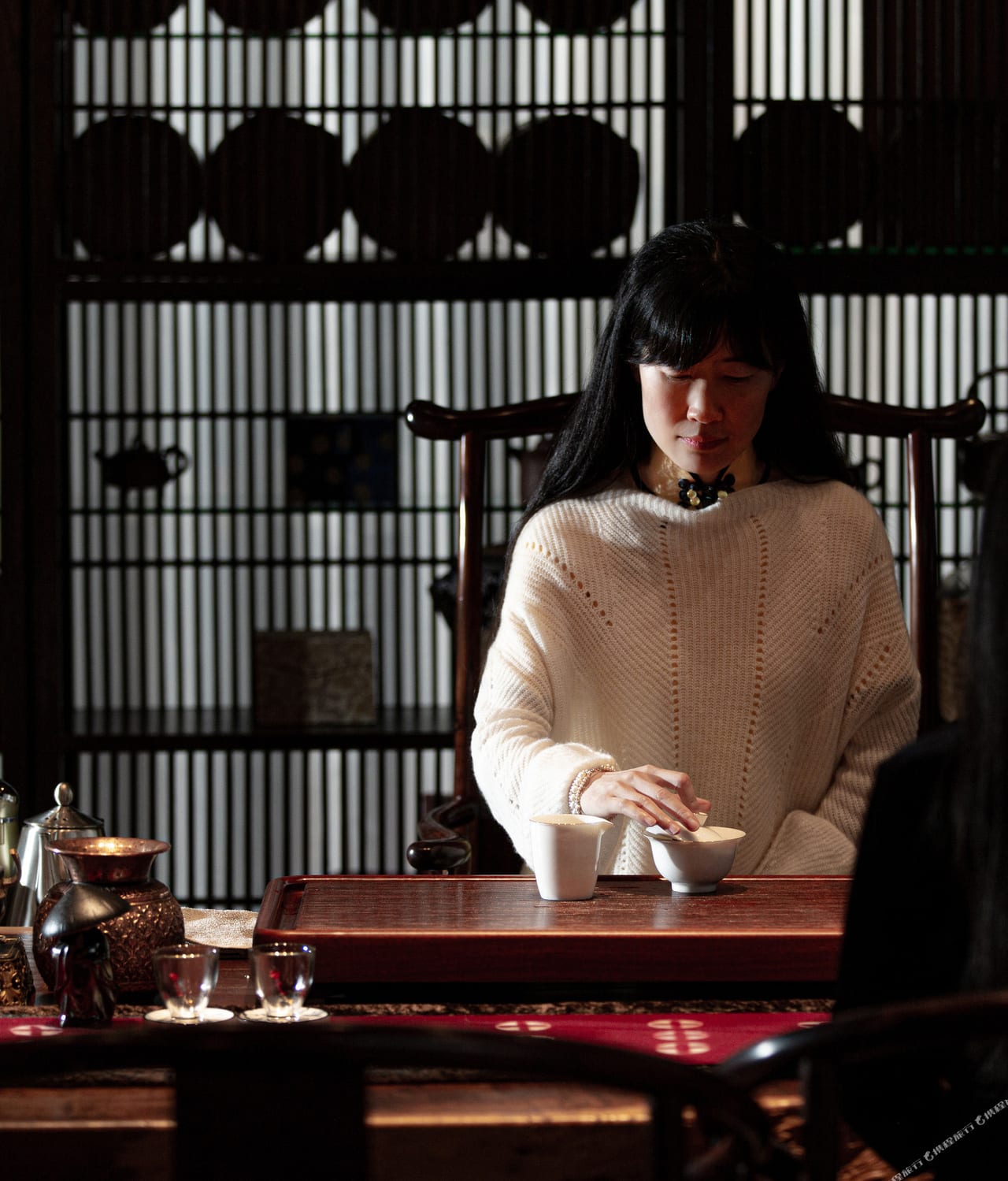 Tea poured at a rosewood table before a lattice screen, He Ting · Awamei