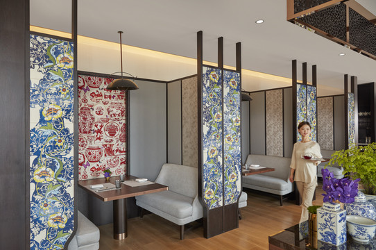 Mandarin Oriental Wangfujing, Beijing — a restaurant screened with blue-and-white porcelain panels