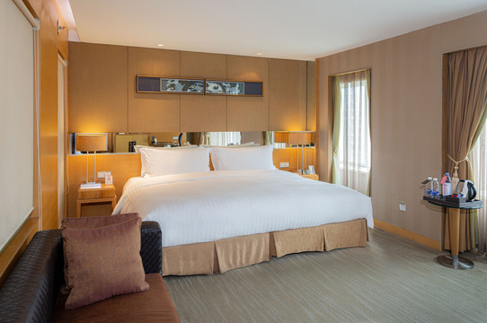 Sofitel Xi'an on Renmin Square — a spacious king guest room