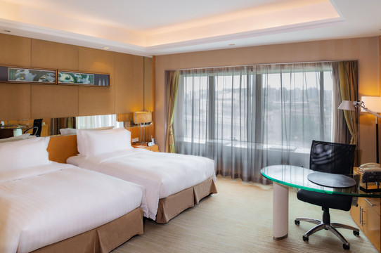 Sofitel Xi'an on Renmin Square — a bright twin guest room