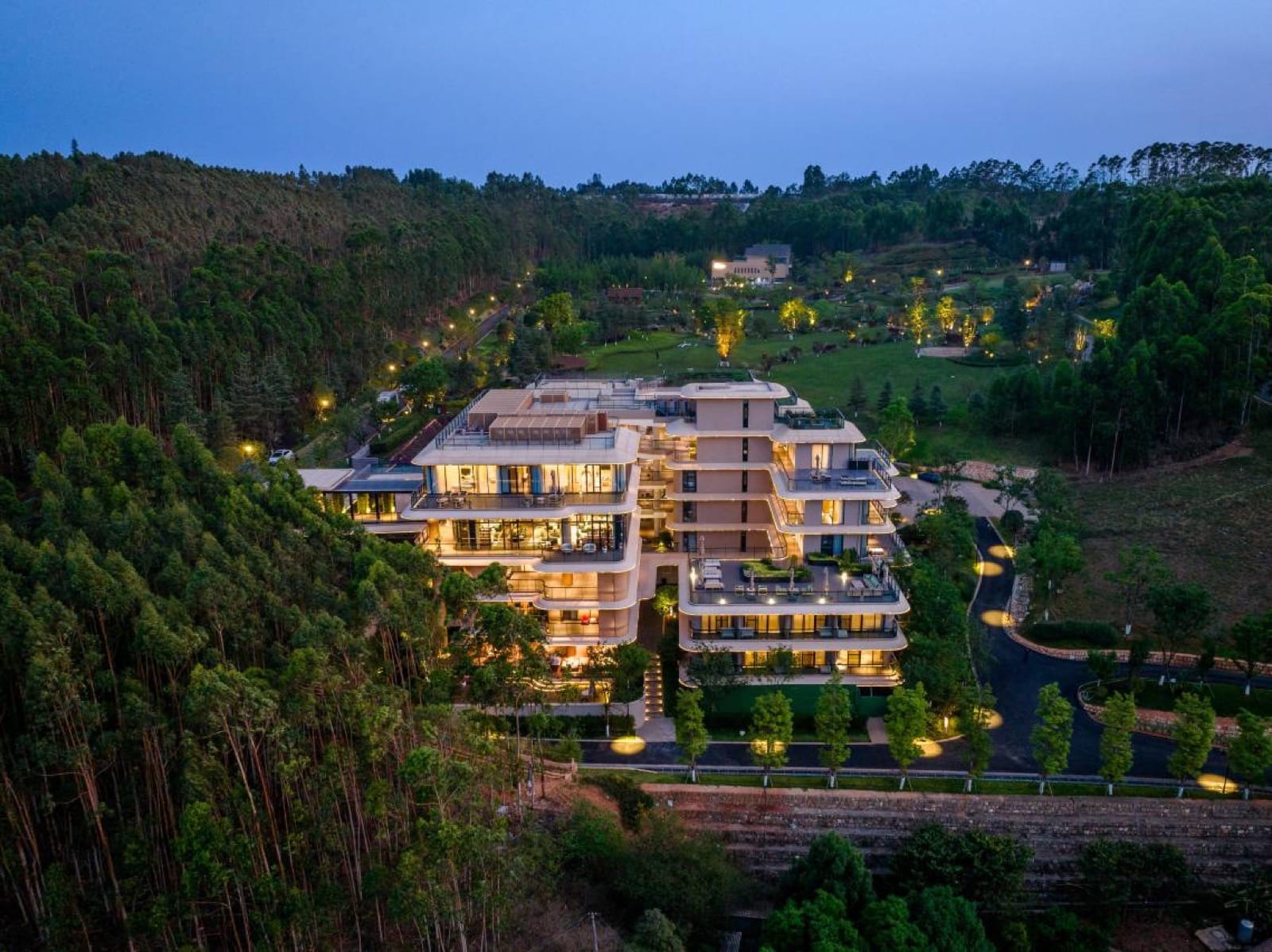 Bilangwan hot-spring resort at dusk, Mile