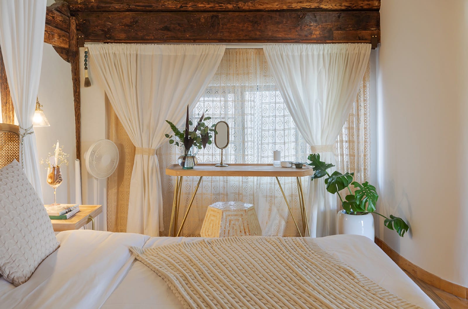 Banxia Garden Xizhou — timber-beamed room with a gauze-draped bed