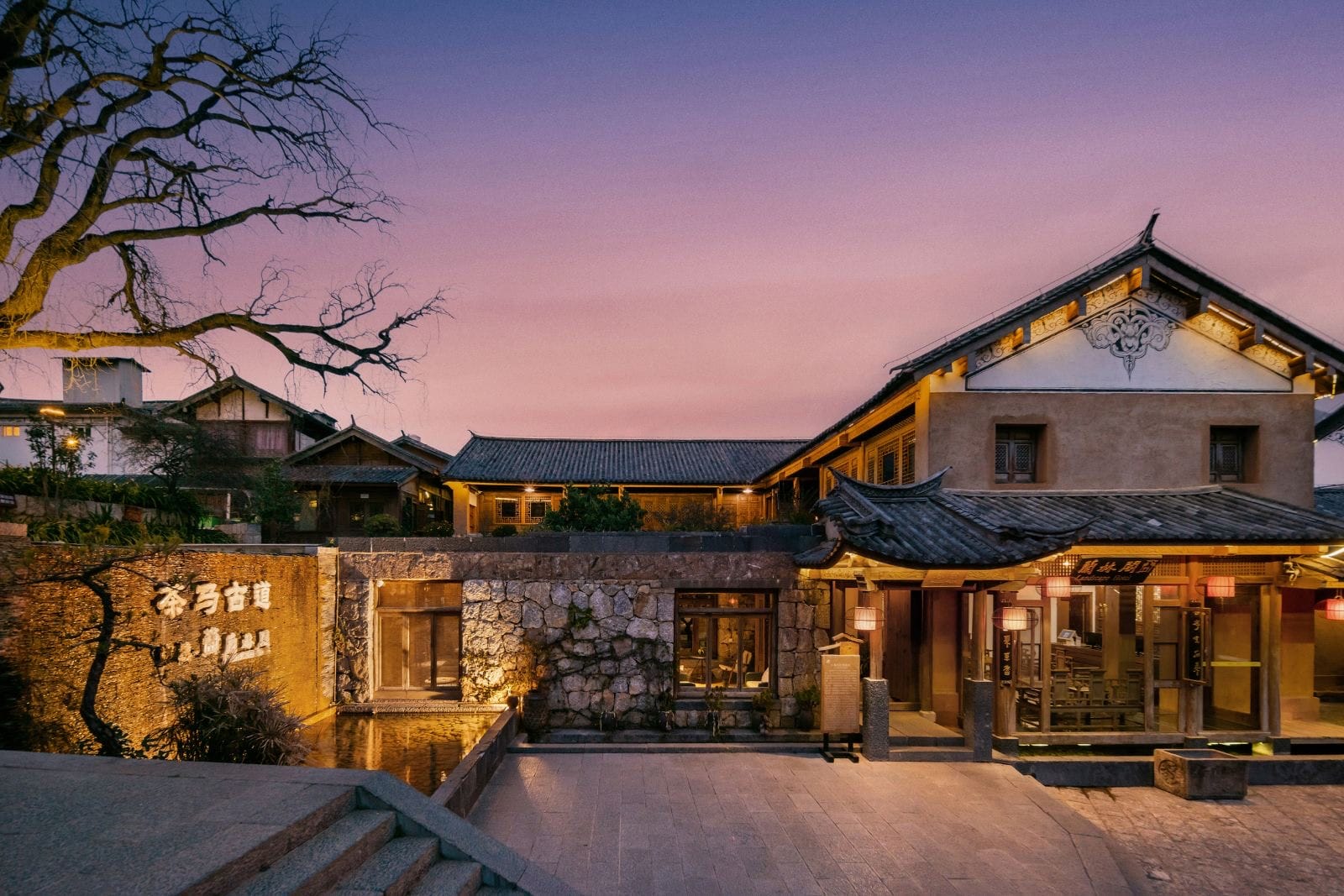 Lanlinge Shaxi — Bai courtyard on Sideng Street at dusk