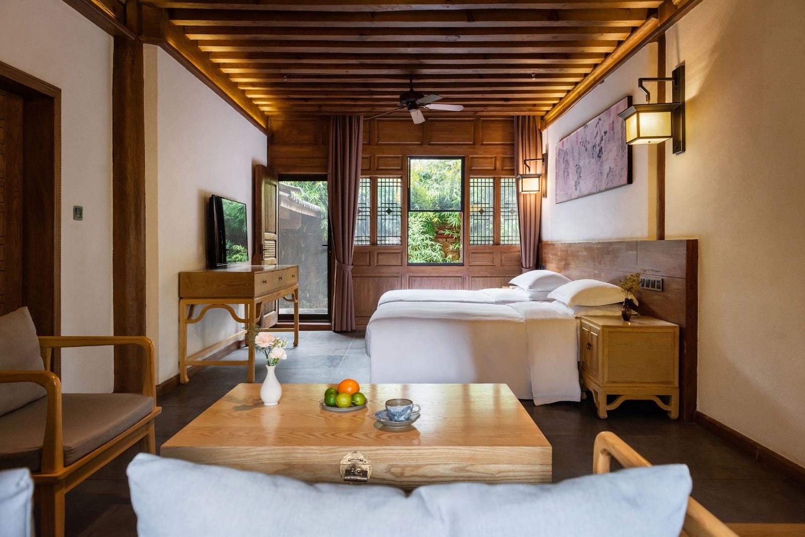 Lanlinge Shaxi — timber-ceilinged room