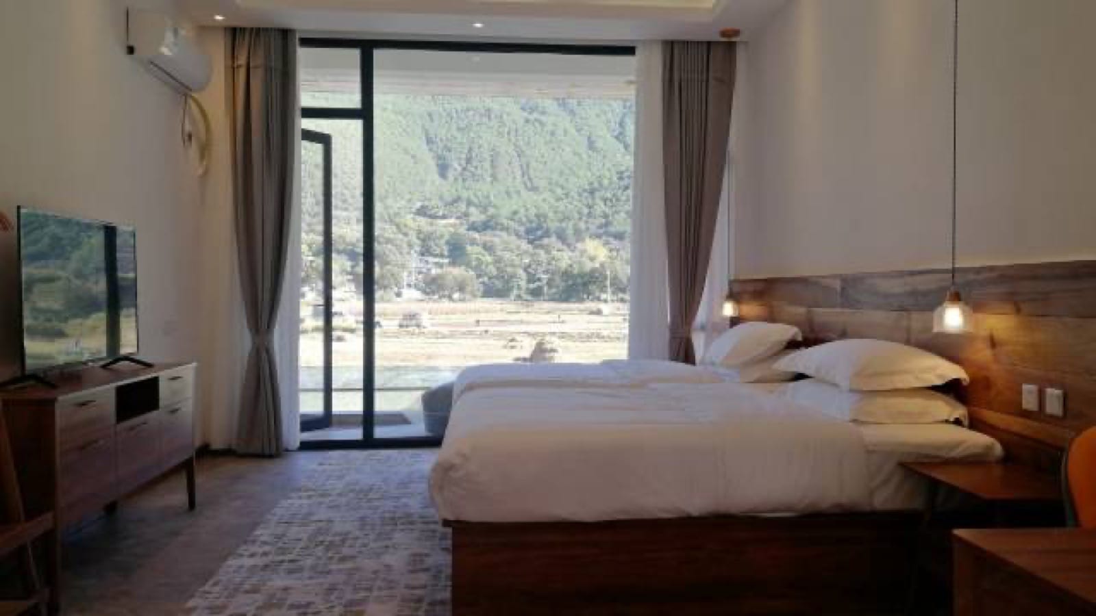 Tianyu Tacheng — room