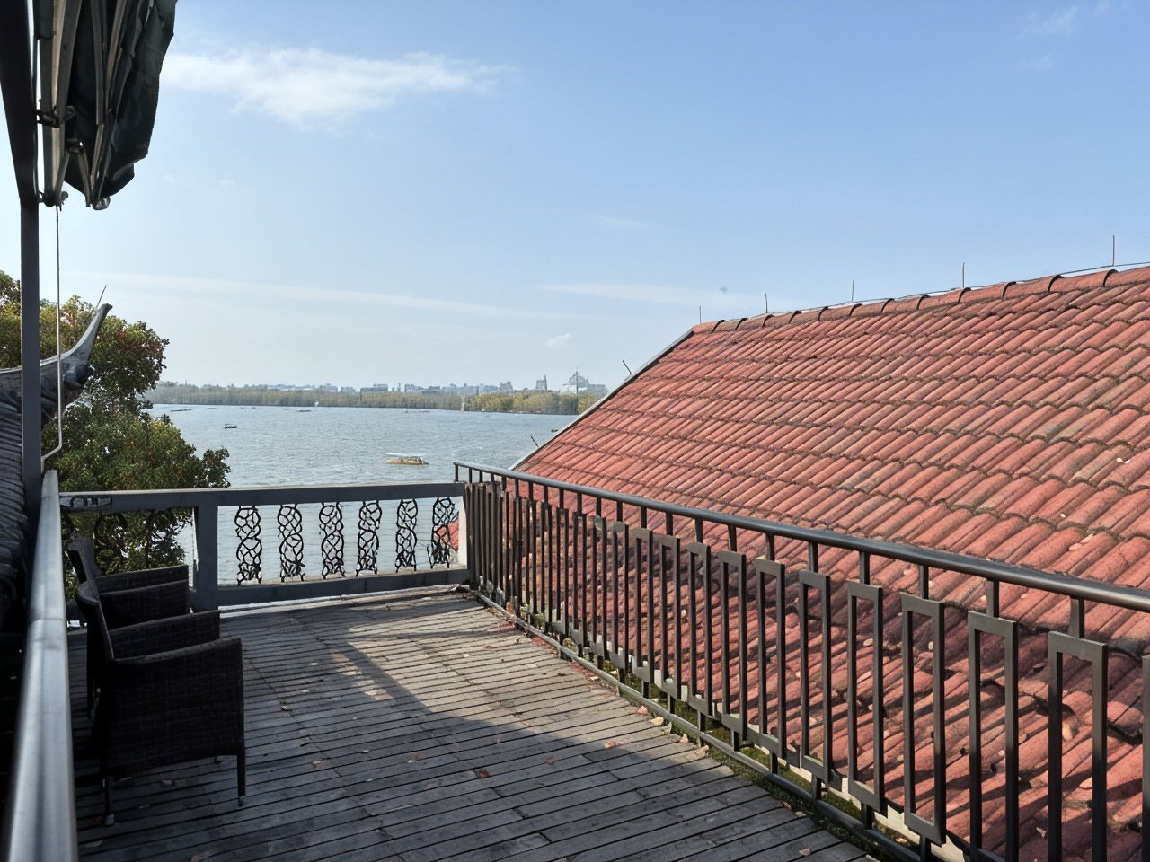 Dahua Hotel — a terrace above the lake