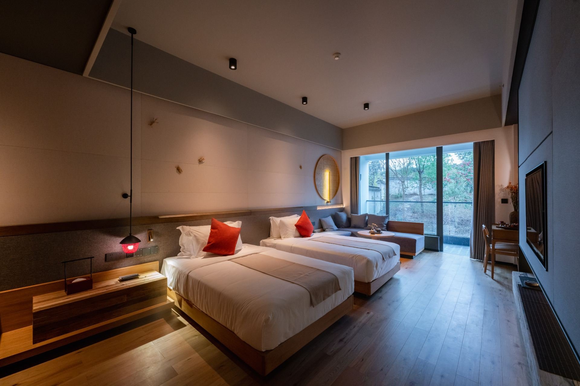 Tanhouse Hot Spring Resort — a twin room with a window onto the valley