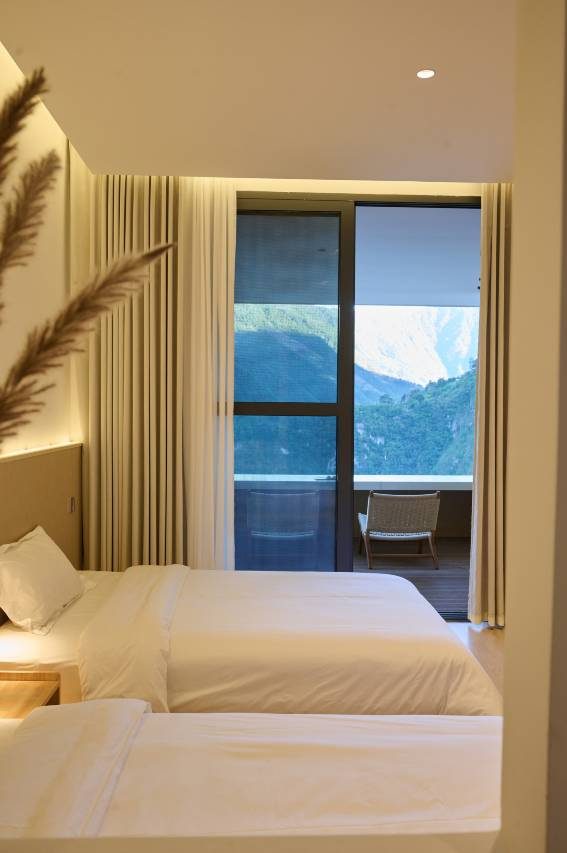 Yunye Jianjiang — a king room with floor-to-ceiling glass onto the peaks
