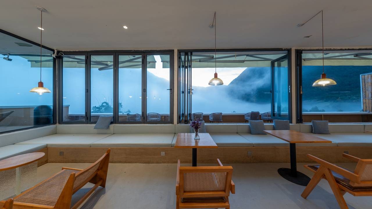 Yunye Jianjiang — the glass-walled dining room looking down the valley