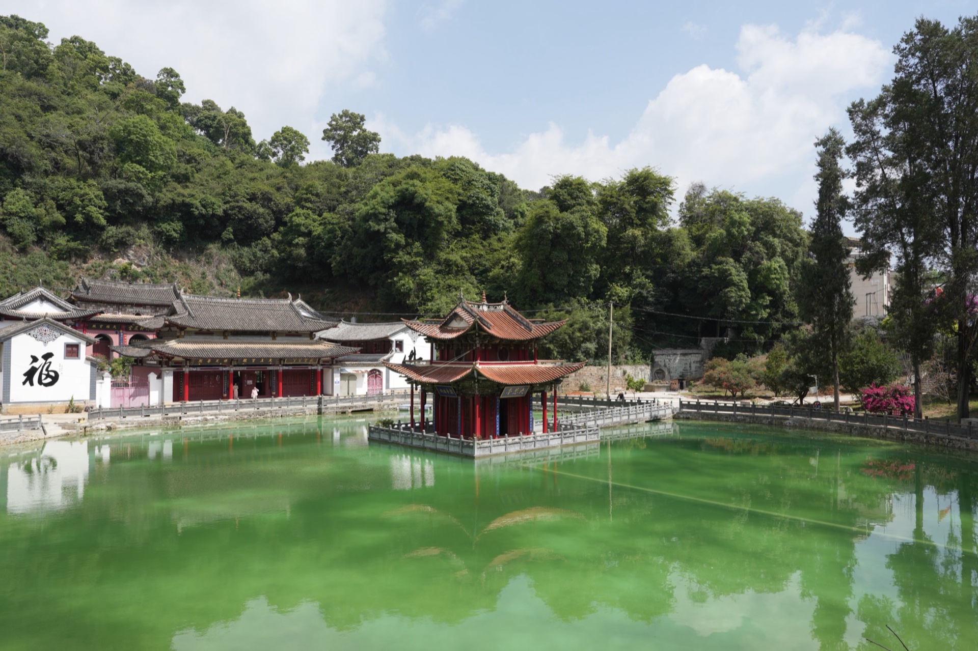 The Fu pavilion on its green pond, Banqiao
