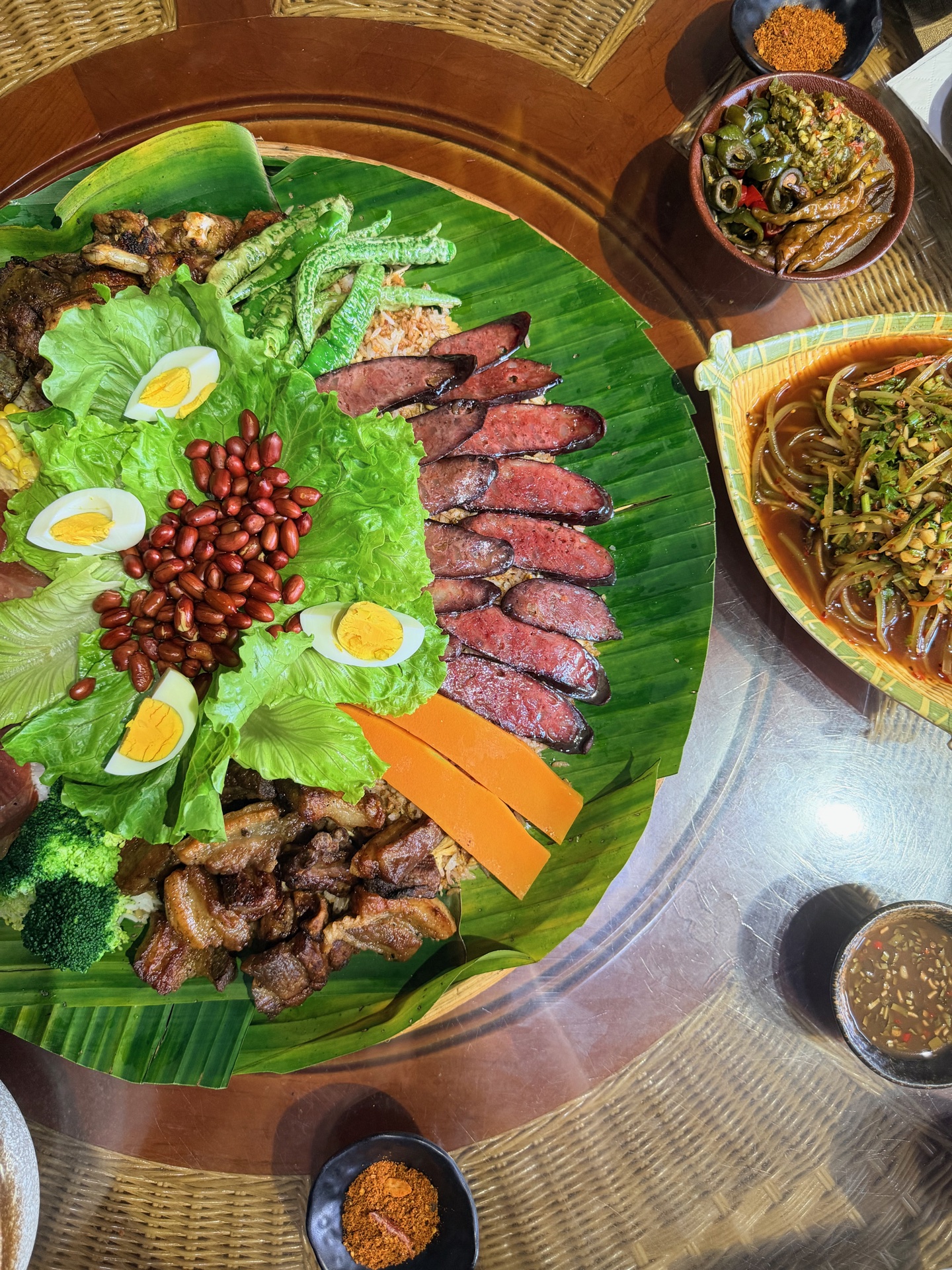 A Lisu banana-leaf platter